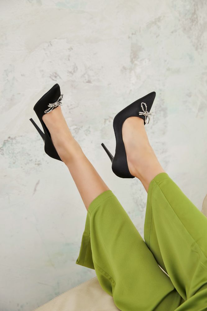 Frilly Taşlı Kurdela Detaylı İnce Topuk 10 Cm Siyah Saten Stiletto resmi