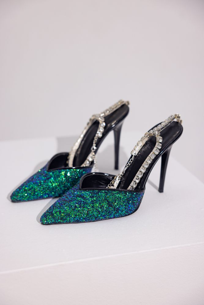 Flamboyant Taşlı Zincirli İnce Topuk 10 Cm Zümrüt Cam Kırığı Stiletto resmi