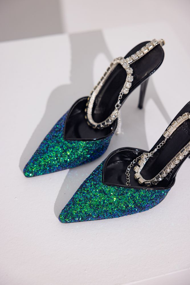 Flamboyant Taşlı Zincirli İnce Topuk 10 Cm Zümrüt Cam Kırığı Stiletto resmi