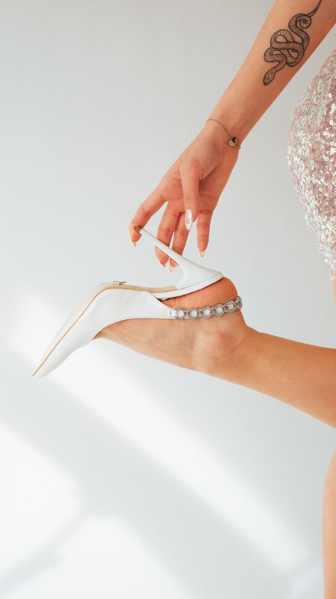 Jazzy Taş Detaylı İnce Topuk 10 Cm Beyaz Rugan Stiletto resmi