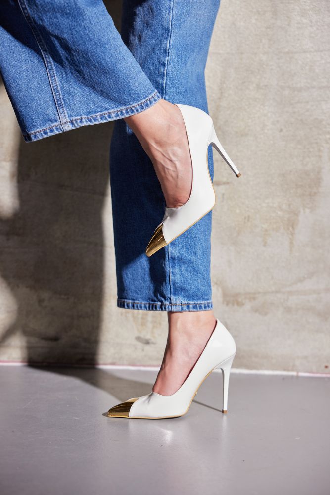 Bella Gold Detaylı İnce Topuk 10 Cm Beyaz Rugan Stiletto resmi