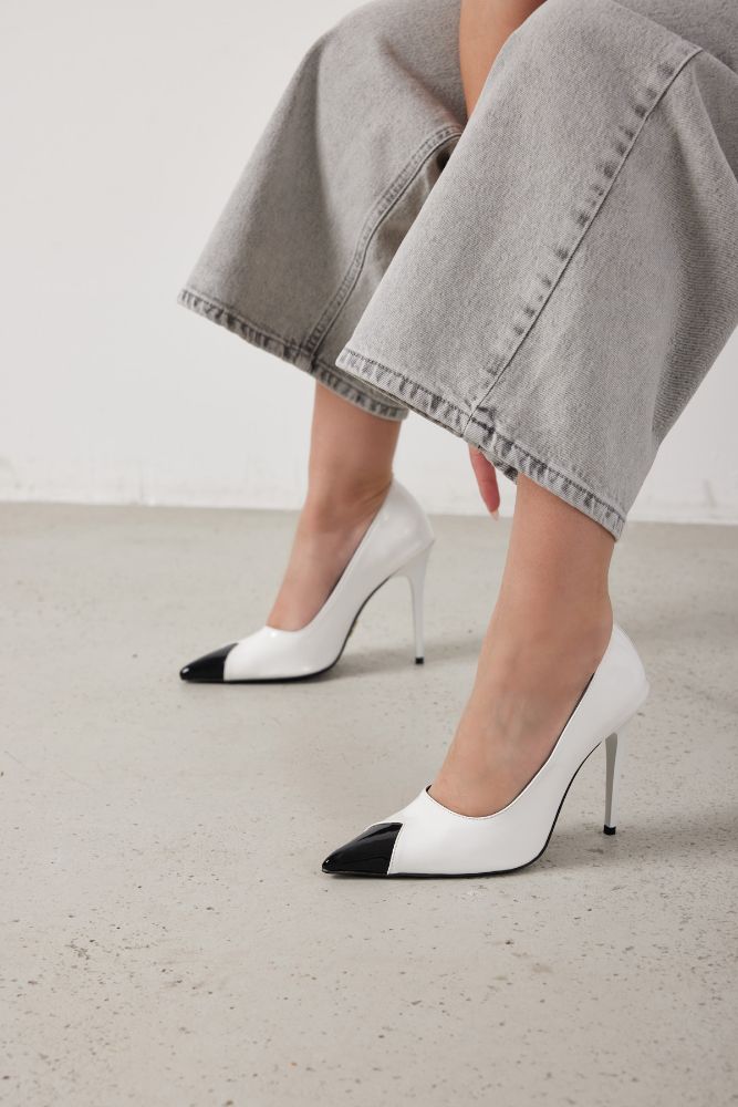 Bella Siyah Detaylı İnce Topuk 10 Cm Beyaz Rugan Stiletto resmi