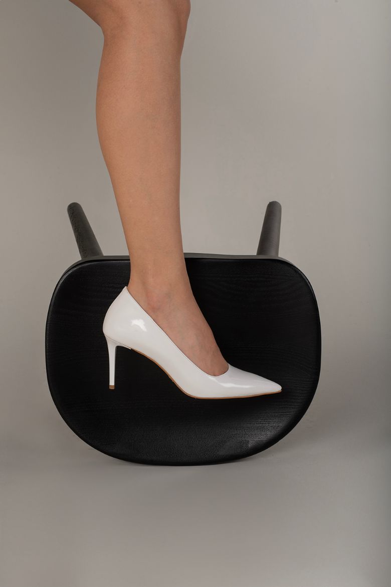 Urbane İnce Topuk 8 Cm Beyaz Rugan Stiletto resmi