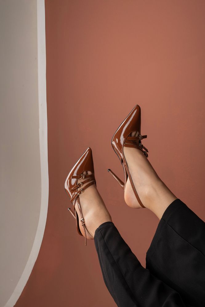 Ciza Üç Bantlı Toka Detaylı İnce Topuk 10 Cm Taba Rugan Stiletto resmi