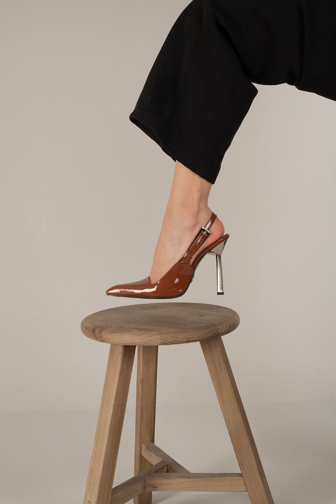 Jade Toka Detaylı İnce Topuk 10 Cm Taba Rugan Stiletto resmi