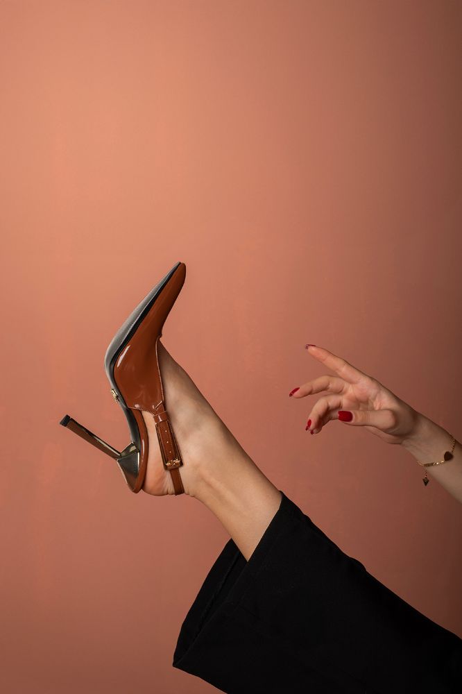 Jade Toka Detaylı İnce Topuk 10 Cm Taba Rugan Stiletto resmi