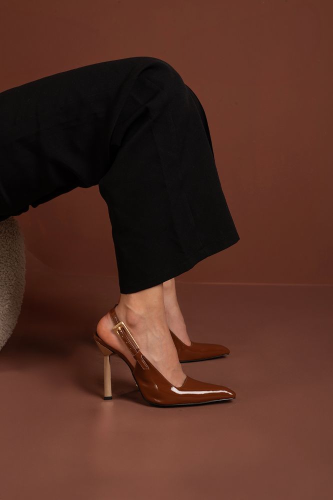 Jade Toka Detaylı İnce Topuk 10 Cm Taba Rugan Stiletto resmi