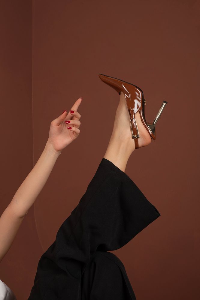 Jade Toka Detaylı İnce Topuk 10 Cm Taba Rugan Stiletto resmi