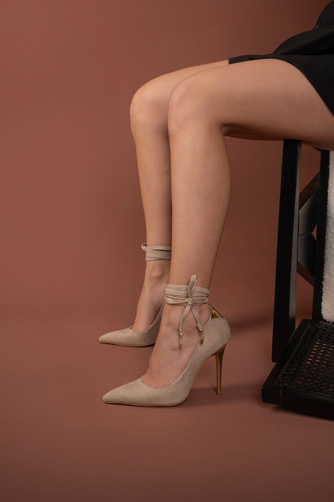 Jasmin Altın Detaylı Bilekten Bağcıklı İnce Topuk 10 Cm Ten Süet Stiletto resmi
