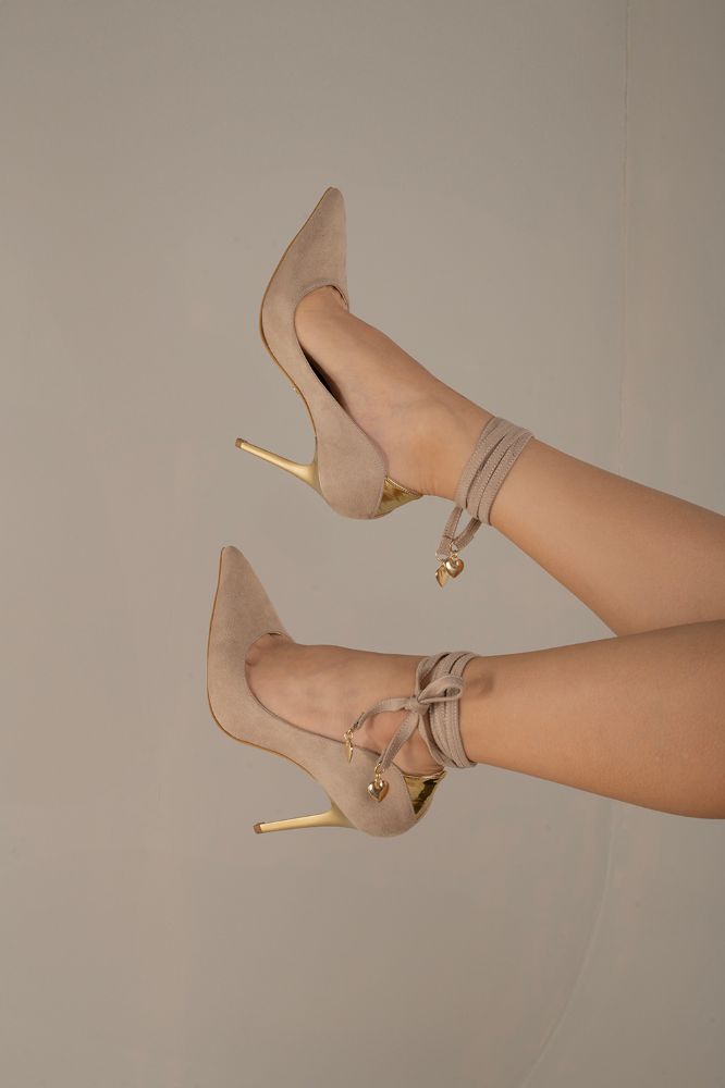 Jasmin Altın Detaylı Bilekten Bağcıklı İnce Topuk 10 Cm Ten Süet Stiletto resmi