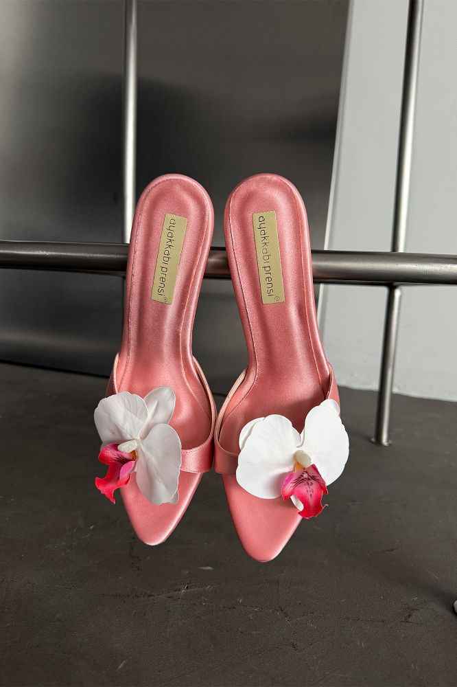 Lily Çiçek Detaylı İnce Topuk 10 Cm Pudra Saten Terlik resmi