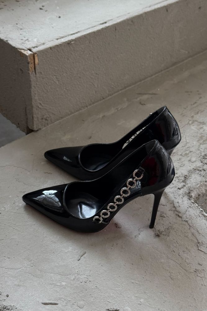 Zest Zincir Detaylı İnce Topuk 10 Cm Siyah Rugan Stiletto resmi