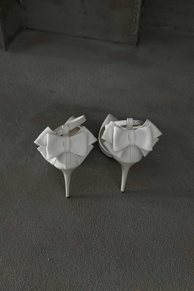 Damia Bilekten Bantlı Papyon Detaylı İnce Topuk 10 Cm Beyaz Mat Stiletto resmi