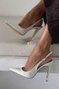 Awed Taşlı Toka Detaylı İnce Topuk 12 Cm Beyaz Rugan Stiletto