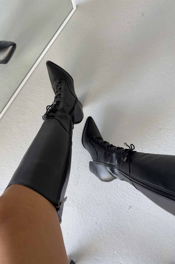 Xenia Bağcık Ve Toka Detaylı Kalın Topuk 9 Cm Siyah Mat Çizme resmi