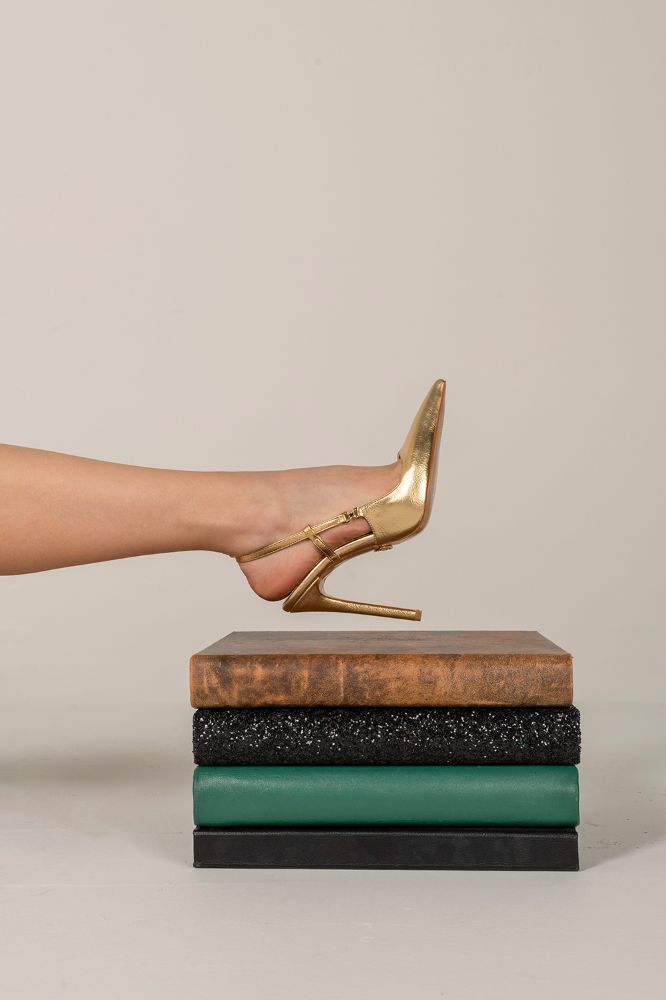 Thea Aksesuar Detaylı İnce Topuk 12 Cm Gold Kırışık Stiletto resmi