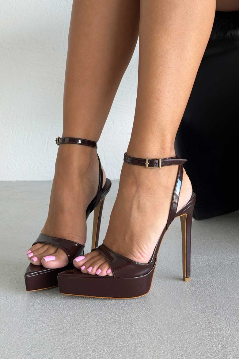 Giulia Bilekten Bantlı İnce Topuk 13 Cm Acı Kahve Rugan Platform resmi