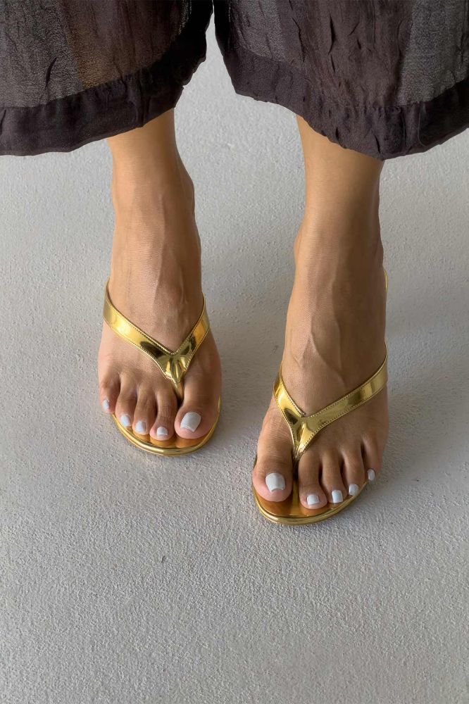 Maisie Parmak Arası İnce Topuk 7 Cm Gold Terlik resmi