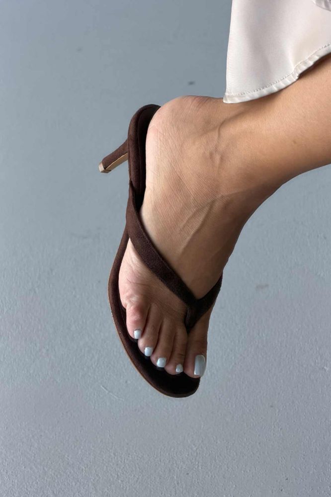 Maisie Parmak Arası İnce Topuk 7 Cm Acı Kahve Süet Terlik resmi