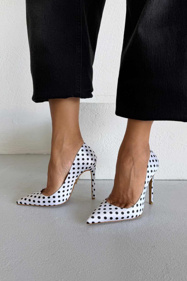 Fia İnce Topuk 12 Cm Beyaz Siyah Puantiyeli Stiletto resmi