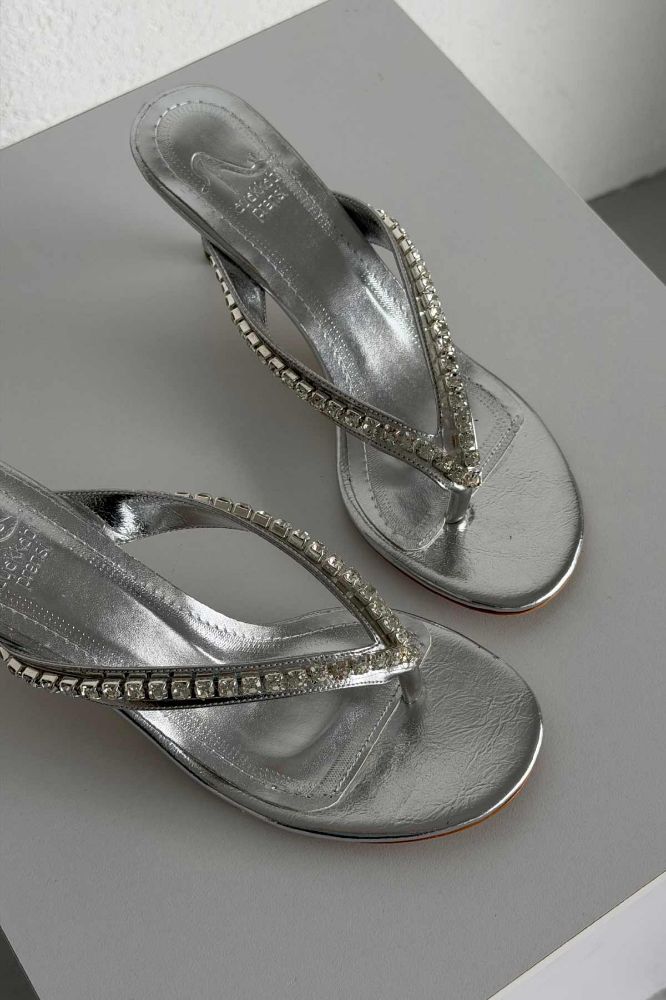 Maisie Parmak Arası İnce Topuk 7 Cm Gümüş Kırışık Terlik resmi